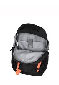 Sac à dos noir avec des accents orange, doublure intérieure grise, compartiment rembourré et fermeture éclair. Caractéristiques en tissu doux au toucher et bretelles réglables.