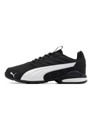 Schwarzer athletischer Sneaker mit weißem Puma-Logo und Sohlenakzenten, niedrigem Schnitt und Schnürverschluss, im Seitenprofil dargestellt.