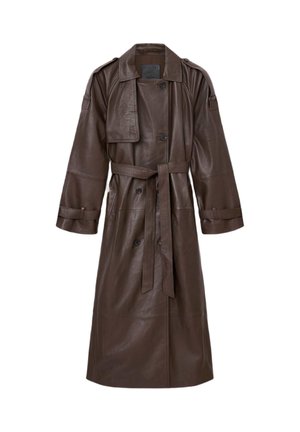 Brązowy skórzany płaszcz typu trencz z paskiem w talii, dużym kołnierzem i dwurzędowym zapięciem. Posiada szerokie rękawy oraz boczne kieszenie.