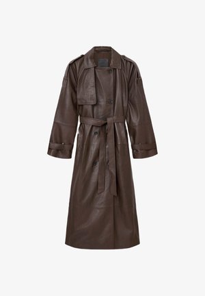 Trench coat in pelle marrone con vita con cintura, ampio colletto e davanti doppiopetto. Presenta maniche larghe e tasche laterali.