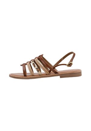 Sandalias de cuero marrón con múltiples correas, incluida una sección de tela texturizada. Presenta una suela plana y una correa de tobillo ajustable.