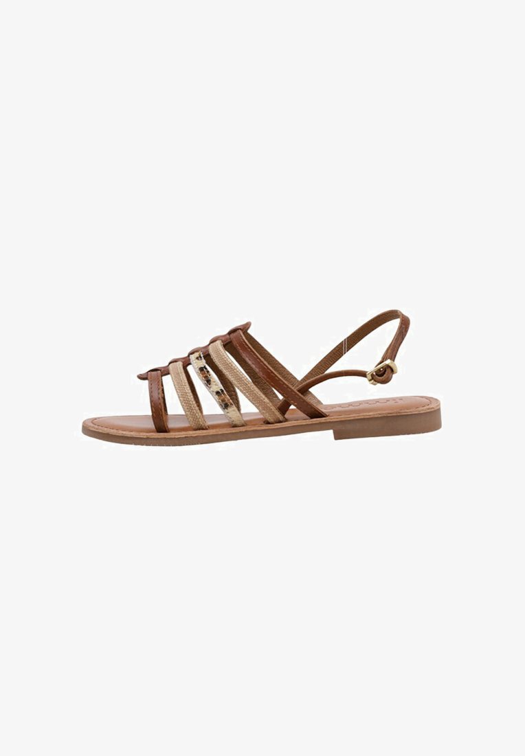 Sandales en cuir marron avec plusieurs brides, dont une section en tissu texturé. Elles disposent d'une semelle plate et d'une bride de cheville réglable.