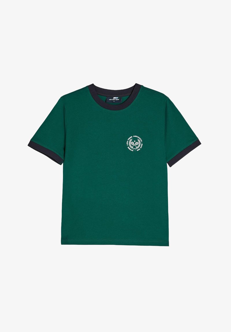 Zielona bawełniana koszulka z niebieskim ściągaczem przy kołnierzy i rękawach. Zawiera mały biały napis na piersi. Krótkie rękawy i luźny krój.