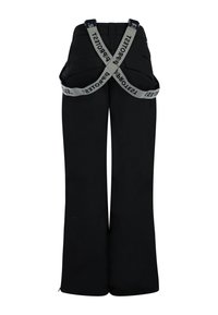 Schwarze Hose mit weitem Bein und grauen, über Kreuz verlaufenden Hosenträgern mit schwarzem Text "PROTEST".