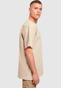 Upscale by Mister Tee VIVE LA LIBERTE - T-shirt con stampa - wet sand
