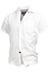 Camisa blanca de manga corta hecha de lino, con cuello de botón, un bolsillo en el pecho y un detalle en el interior del cuello en contraste.