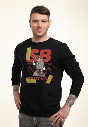 Černá mikina s dlouhými rukávy, která obsahuje barevný grafický design postavy na skateboardu a text propagující street styl.