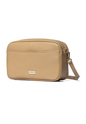 Rechthoekige beige leren crossbodytas met korrelige textuur, gouden ritssluiting, afneembare band en een klein metalen merkplaatje aan de voorkant.