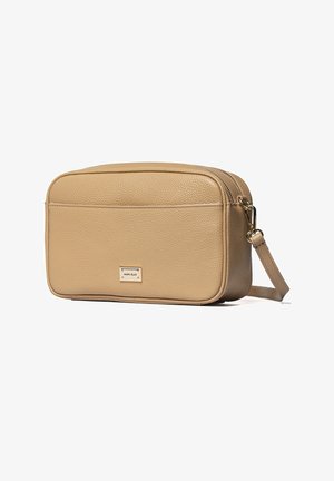 Sac bandoulière rectangulaire beige en cuir grainé, fermeture éclair dorée, bandoulière amovible et petite plaque métallique de la marque à l'avant.