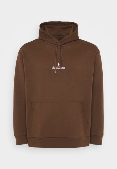 Brauner Hoodie aus weichem Material. Mit einer Fronttasche, verstellbarem Kordelzug und weißem gesticktem Logo auf der Brust.