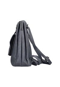 Sac à main en cuir texturé gris avec une bandoulière réglable et un haut zippé, montré de côté sur un fond blanc.