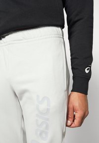 ASICS BIG LOGO SWEAT PANT - Calças de fato de treino - mid grey heather/dark grey