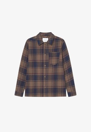 Chemise en flanelle brun et marine avec un motif à carreaux, dotée d'un col pointu, d'une poche poitrine, d'une fermeture à boutons et de manches longues.