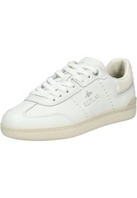 Baskets en cuir blanc avec bout arrondi, accents perforés et semelle en caoutchouc beige texturé. Comprend des lacets blancs et un logo en relief.