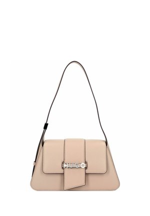 Bolso de hombro de cuero beige con cierre de solapa, correa ancha y logo plateado "HUGO" en la solapa frontal.