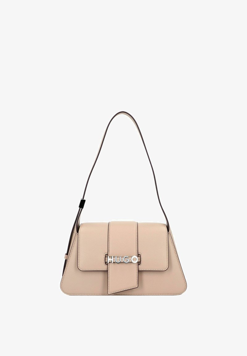 Sac à bandoulière en cuir beige avec fermeture à rabat, large sangle et logo argenté « HUGO » sur le rabat avant.