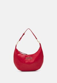 Červená kožená kabelka na rameno s embosovaným designem, zlatými detaily loga, zakřiveným tvarem a nastavitelným popruhem. Zipové zapínání na vrchu.