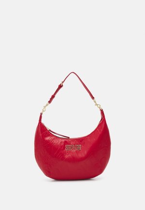 Rød læder skuldertaske med præget design, guld logo detaljer, buet form og justerbar rem. Lynlåslukning i toppen.