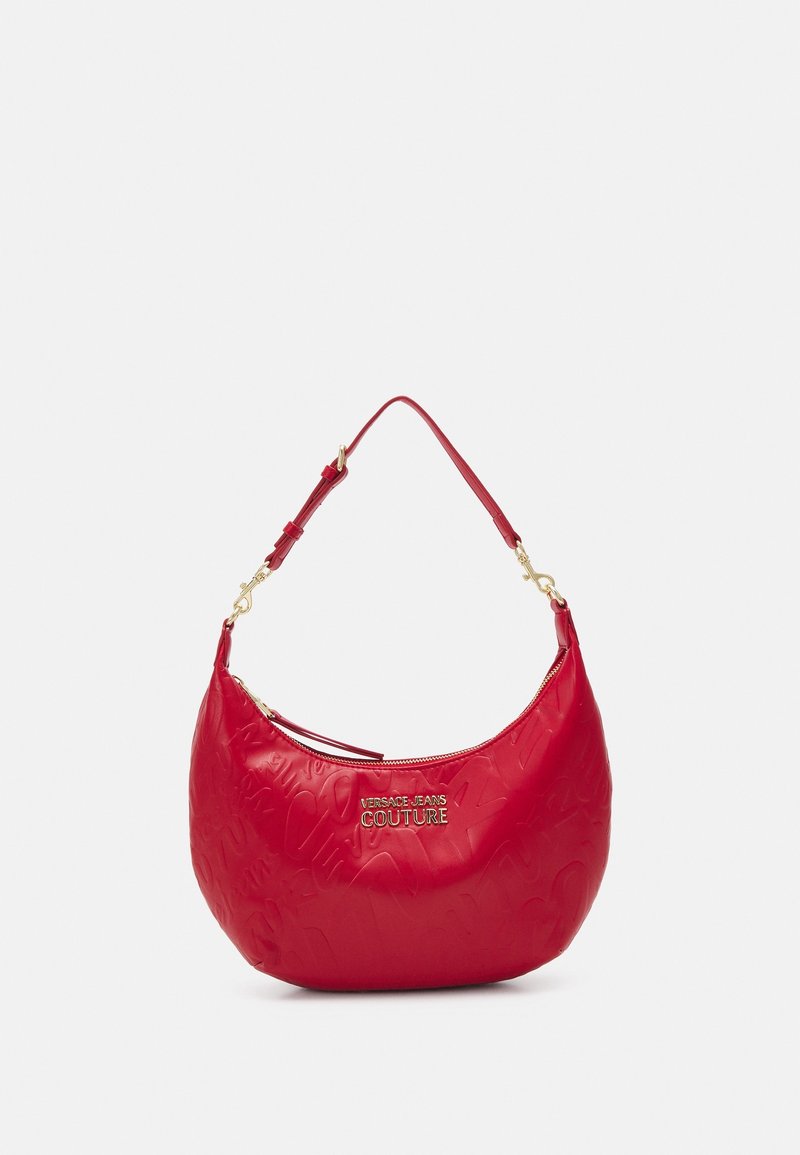 Červená kožená kabelka na rameno s embosovaným designem, zlatými detaily loga, zakřiveným tvarem a nastavitelným popruhem. Zipové zapínání na vrchu.
