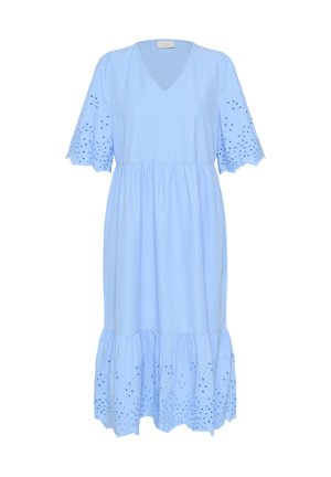 Ljusblå bomullsklänning med korta broderade ärmar, V-ringning och en samlad, lager-på-lager nederkant med hålmönster.