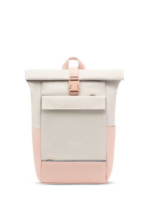 Beige en lichtroze rugzak met oprolbare bovenkant, een voorvak, kunststof gespsluiting en zijvakken, met het merk "LARKSON HAMBURG" op de voorkant.