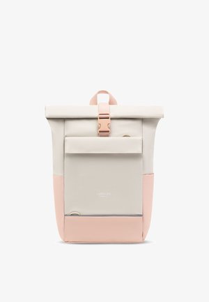 Béžový a bledo ružový batoh s rolovacím uzáverom, predným vreckom, zapínaním na plastovú pracku a bočnými vreckami, na prednej strane so značkou „LARKSON HAMBURG“.