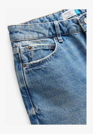 Jeans de denim azul de pierna recta con un lavado desteñido, costuras sutiles, herrajes de cobre y un diseño tradicional de cinco bolsillos.