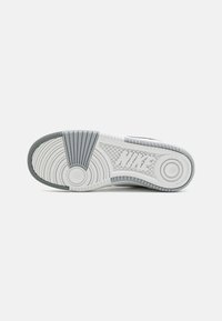 Nike Sportswear GAMMA FORCE - Sneaker low - white/smoke grey/light smoke grey/summit white