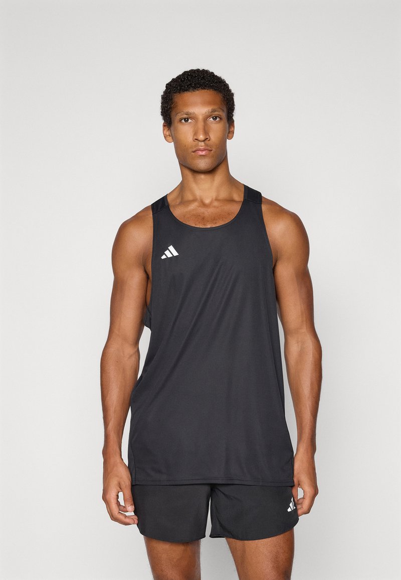 Schwarzes sportliches Tanktop mit rundem Halsausschnitt und ärmellosem Design, mit einem weißen Adidas-Logo auf der linken Brust.