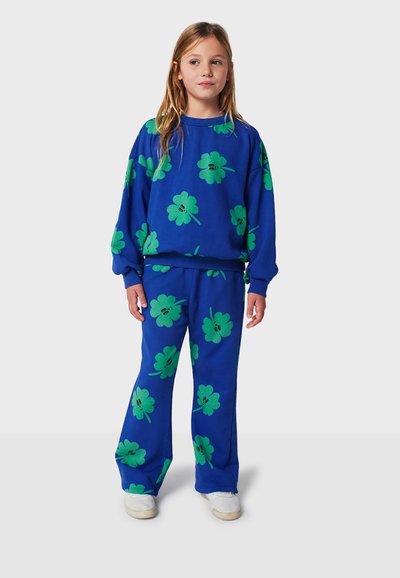 Completo felpa blu e pantaloni con motivi floreali verdi. Tessuto morbido con una vestibilità rilassata e polsini e vita elastici.