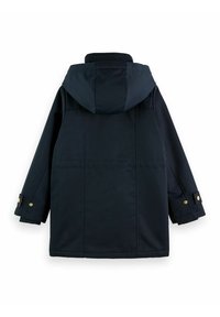 Granatowy wodoodporny płaszcz z kapturem, długimi rękawami, złotymi guzikami i prostym krojem; gładka tekstura i minimalne detale szwów.