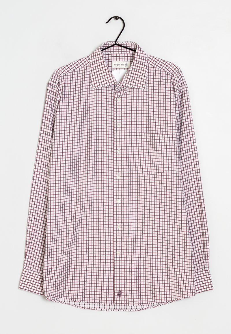Une chemise à manches longues à carreaux présente un motif à quadrillage bordeaux et blanc, avec un col, un devant à boutons et un logo brodé sur l'ourlet.