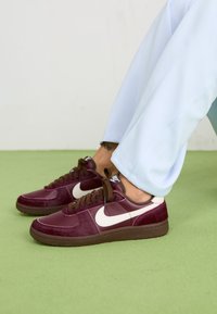 FIELD GENERAL - Sporta apavi - burgundy crush/phantom-baroque brown