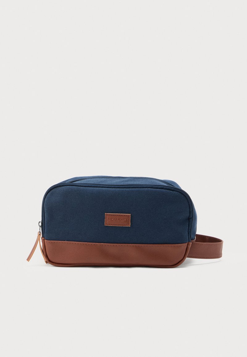 Τσάντα για καλλυντικά από μπλε ύφασμα και καφέ δέρμα με φερμουάρ και πλαϊνή λαβή, ορθογώνιο σχήμα, ετικέτα "JACK & JONES" στο κέντρο μπροστά.