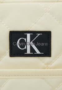 Calvin Klein Jeans BABY DIAPER BAG UNISEX SET - Kūdikio vystyklų krepšys - vanilla