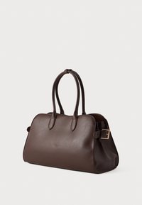 Brūna ādas rokassoma ar divām rokturiem, taisnstūra forma un zelta toņa sprādze mašīnā. Gluda tekstūra, minimālisma dizains.