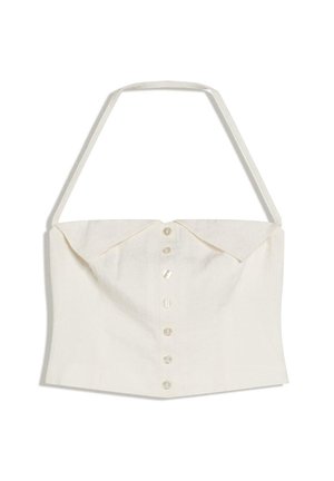 Biały, bezrękawnikowy crop top z paskiem na szyję typu halter i rzędem guzików z przodu, z detalem złożonego kołnierza.