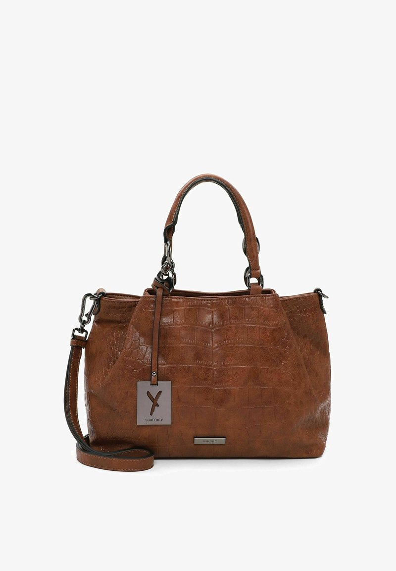 Sac à main en cuir texturé marron avec poignées courtes et bandoulière amovible, orné d'une plaque métallique de marque et d'un pendentif rectangulaire.
