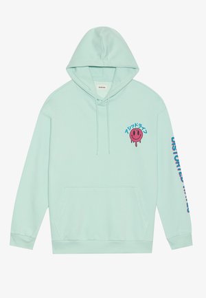 Mētru zaļš džemperis ar kangaru kabatu, kapuci ar auklu, priekšpusē apdrukāts sarkans un tirkīza grafiskais attēls, kā arī teksts gar piedurkni.