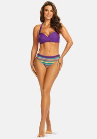 Fioletowy biustonosz bikini z twistem, w połączeniu z dołem w wielokolorowe paski. Gładki materiał, na szyję, oferujący kontrastowy wzór.