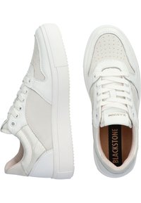 Weiße Leder-Sneaker mit glatter Oberfläche, gelochten Akzenten, runden Schnürsenkeln und einer strukturierten Gummisohle. Markenname innen sichtbar.