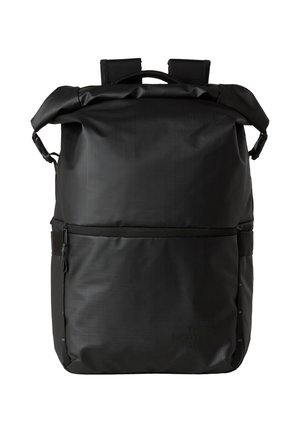 Zwarte roll-top rugzak met een getextureerde nylon buitenkant, verstelbare schouderbanden, een handvat aan de bovenkant en een ritsvak aan de voorkant. Heeft minimale merkvermelding.