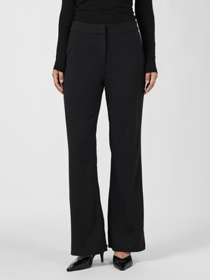 Pantaloni neri con una vestibilità su misura, gambe dritte, tasche frontali e una texture liscia, abbinati a tacchi neri a punta.