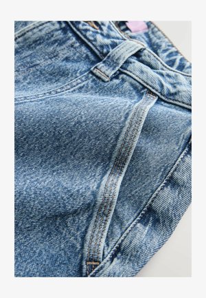 Jeans din denim de un albastru deschis cu un finisaj texturat, prezentând o cusătură contrastantă și un brâu standard cu bucle pentru curea închise.