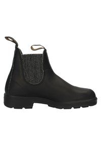 Stivaletto Chelsea in pelle nera con pannello elastico laterale, suola robusta e linguetta. Texture liscia, punta rotonda e dettagli di cucitura minimi.