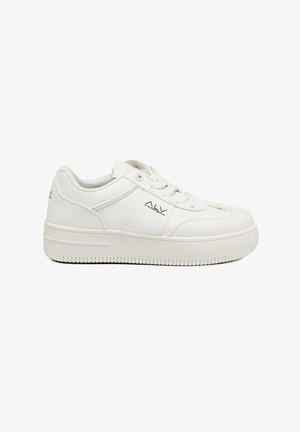 Witte sneaker met een glad leren bovenwerk, ronde neus, gevoerde enkelband, vetersluiting en een gestructureerde rubberen outsole met horizontale lijnen.