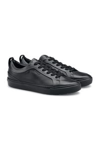 Sneakers in pelle nera con una texture liscia, punta tonda, suola piatta in gomma, chiusura con lacci e linguetta sul retro. Dettaglio logo discreto sul lato.