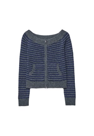 Cardigan a righe grigie e blu navy con scollo rotondo, cerniera frontale e due tasche applicate. Tessuto lavorato a maglia strutturata con design corto.