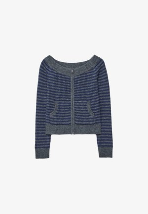 Cardigan a righe grigie e blu navy con scollo rotondo, cerniera frontale e due tasche applicate. Tessuto lavorato a maglia strutturata con design corto.