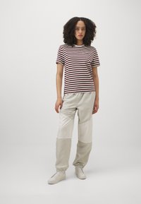 Lacoste Apdrukāts T-krekls - expresso/flour
